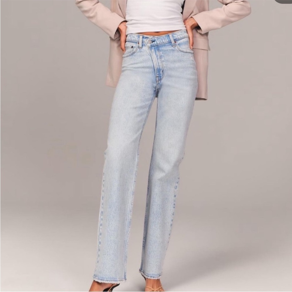 Abercrombie & Fitch Light Wash 90’s Relaxed Curve Love